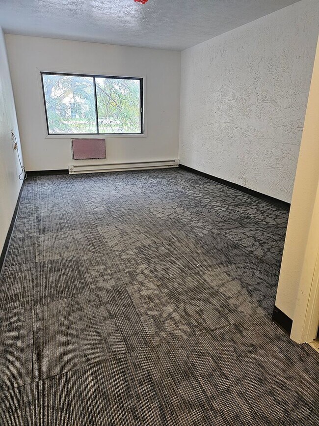 Building Photo - 1300 W Russell St