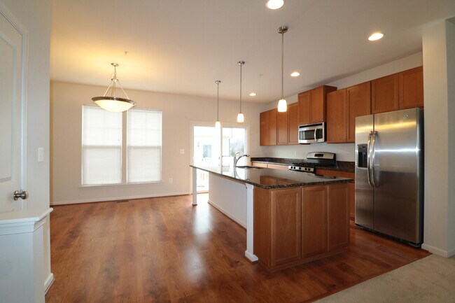 Building Photo - 3 + 2.5 "3 level w/ bsmt & Garage" - Townh...