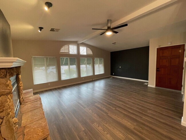 Foto del edificio - Beautifully remodeled Two Bedroom Two Bath...