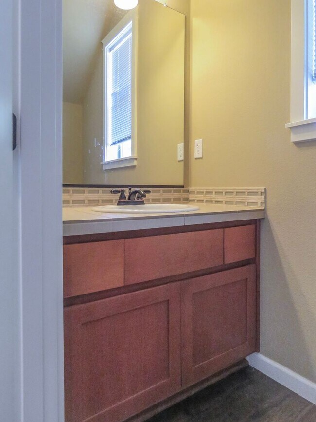 Building Photo - 3 Bedroom Corner lot Available in Carlton !