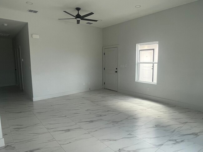 Foto del edificio - 2900 W Pike Blvd