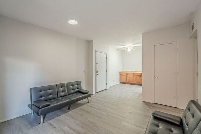 Building Photo - Bright 3-Bedroom Condo with Community Perks in Central Tucson
