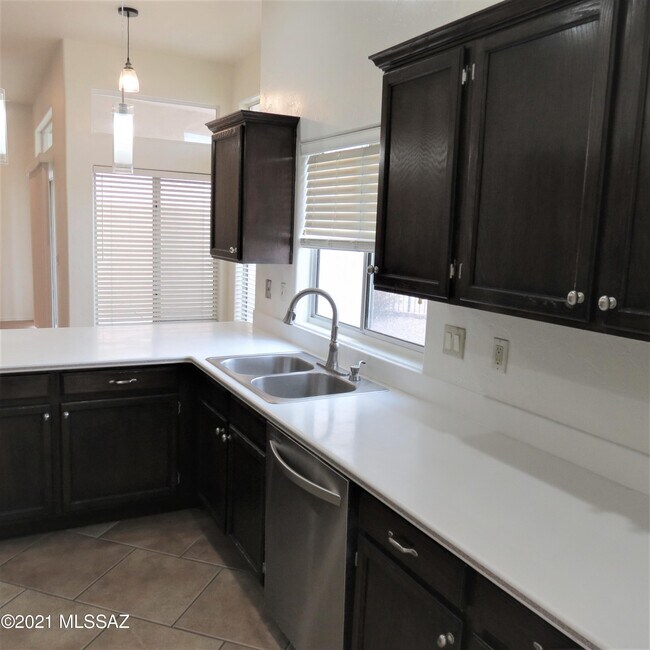 Building Photo - 6690 N Shadow Run Dr