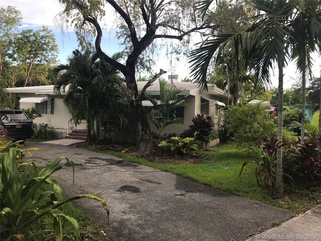 Foto del edificio - 5901 Devonshire Blvd