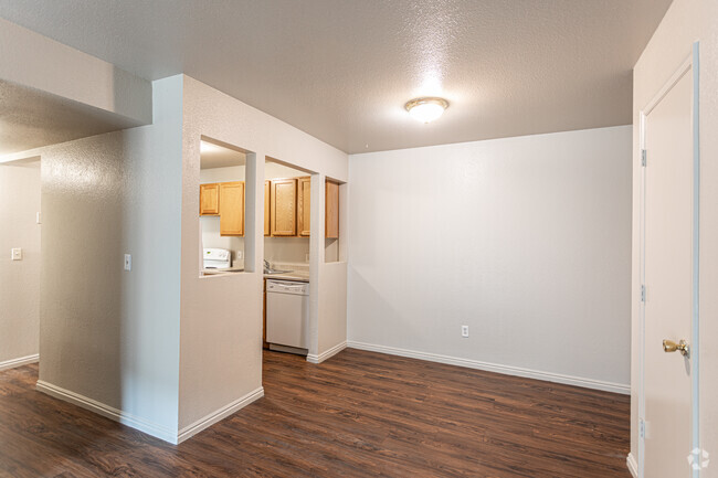 2BR, 1BA - 1,000 SF - The Rainier