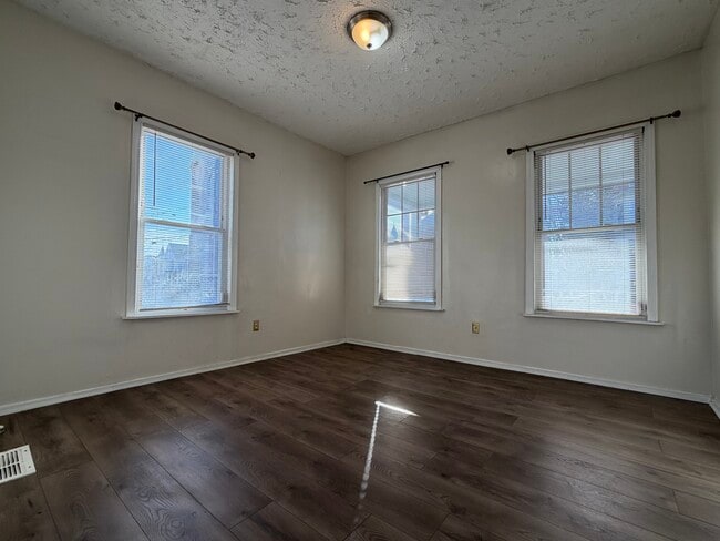 Building Photo - 470 Noble Ave