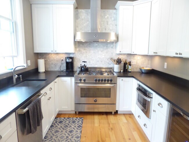 Foto del edificio - 585 E 7th St