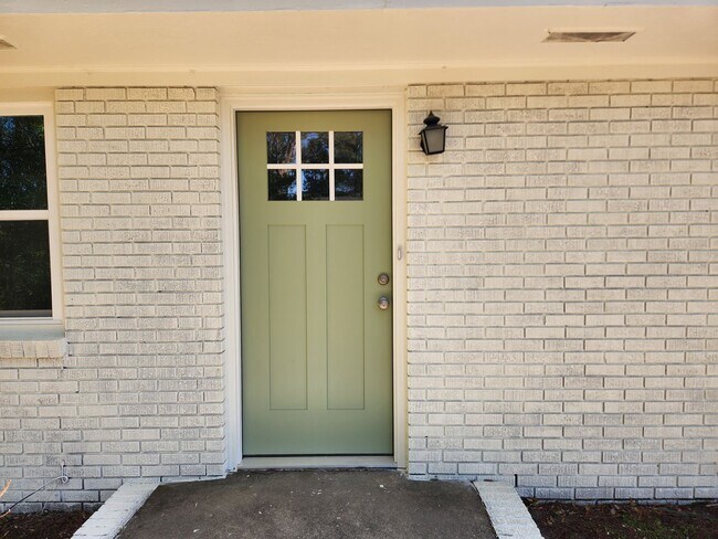 Foto del edificio - Charming 3-bedroom, 1-bathroom home on a half acre lot on the Southside!