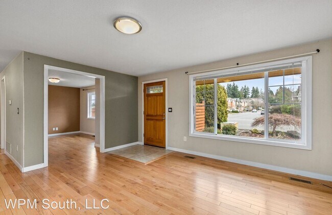 Foto del edificio - 3 br, 2.5 bath House - 2017 Edmonds Ave NE