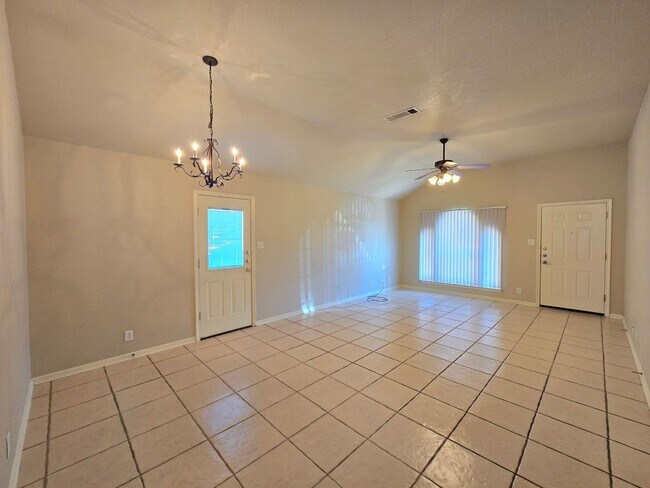 Foto del edificio - RENT REDUCTION & AVAILABLE NOW!