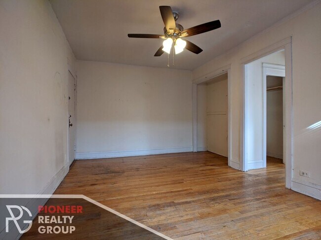 Building Photo - 516 W Cornelia Ave