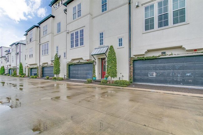 Building Photo - 2218 Lakeshore Edge Dr