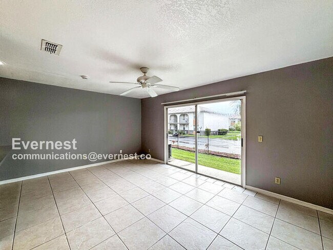 Foto del edificio - 2460 Summerfield Way