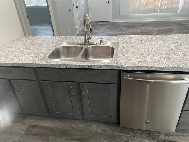 Foto del edificio - 4 bedroom/ 2 bath Home