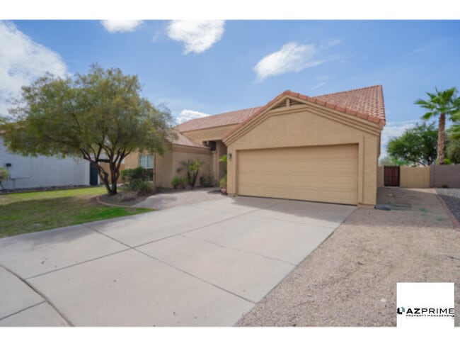 Building Photo - Live Beautifully in this Updated 4/2 Phoen...