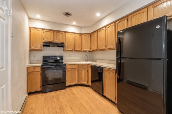 Kitchen - 500 Riverside Ave