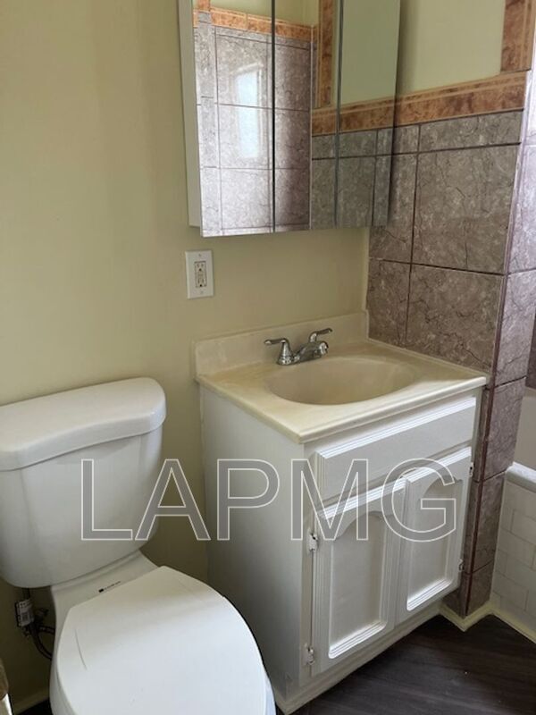 Building Photo - 1614 N Kenmore Ave