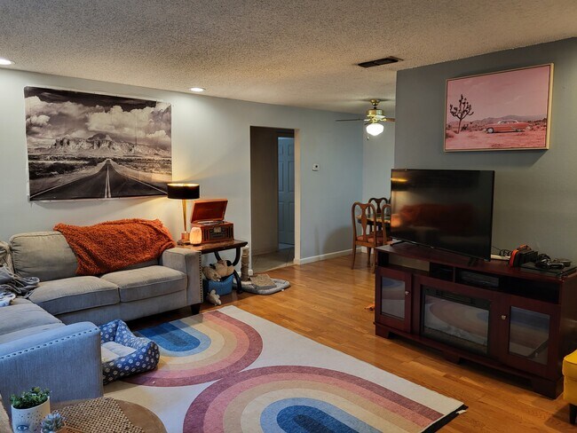 Vista de la sala Great con luces empotradas en el techo. - 1210 E Jackson St