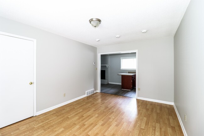 Building Photo - 5352 Patrick Henry Dr