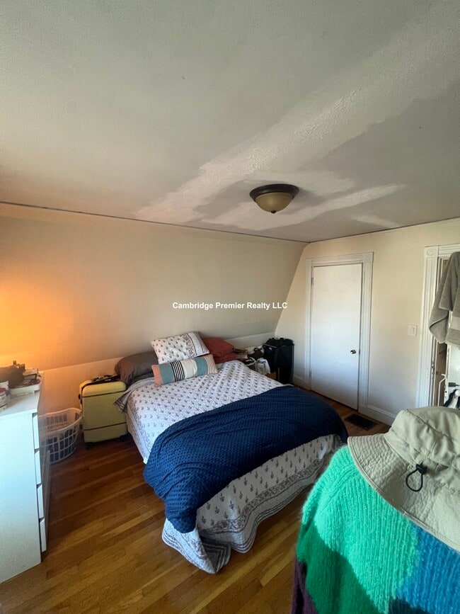 Building Photo - 13 Charnwood Rd