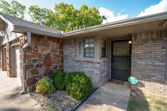 Building Photo - Stunning 2 Bed 2 Bath Home on Quiet Street...