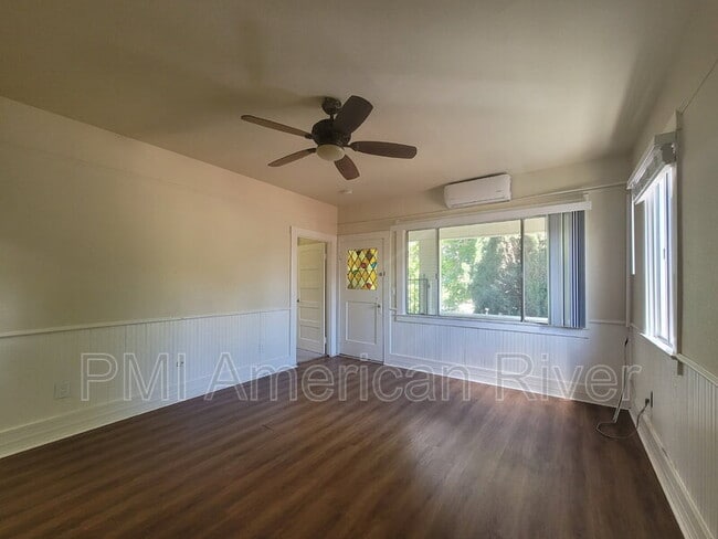 Building Photo - 218 5th St