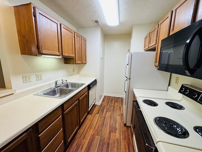 Foto del edificio - 1300 Cedar Ridge Dr
