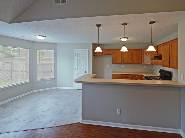 Building Photo - 3 bed, 2 bath with 2 car garage near Shelb...