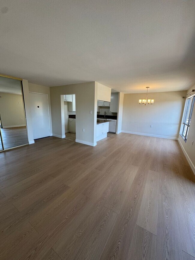 Building Photo - Light Filled Top Floor Condo in Premier 55+ Oaknoll Community