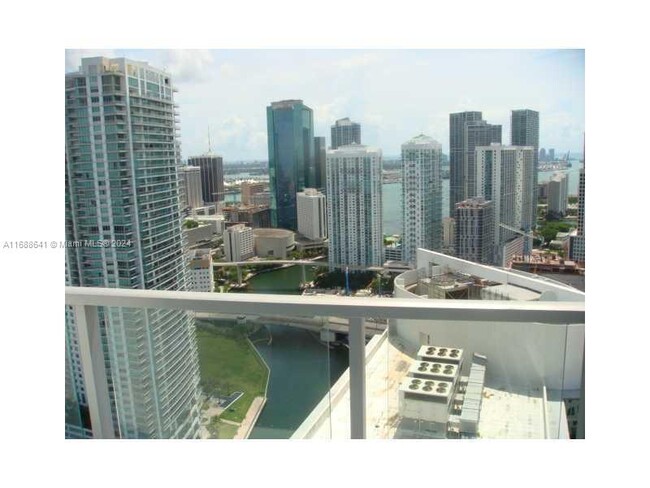 Foto del edificio - 185 SW 7th St