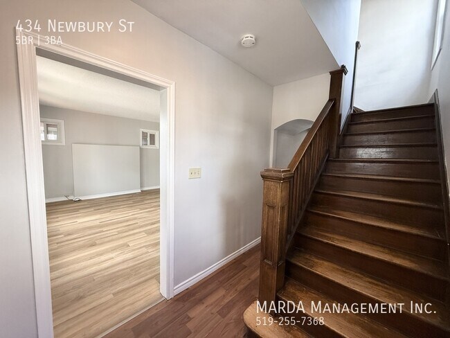 Photo du bâtiment - CHARMING 5 BED/2.5 BATH HOUSE DOWNTOWN + HYDRO, WATER & GAS!