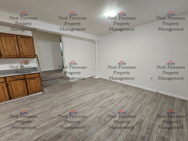 Foto del edificio - 4 BED, 1 BATH APARTMENT, 2 TANDEM PARKING