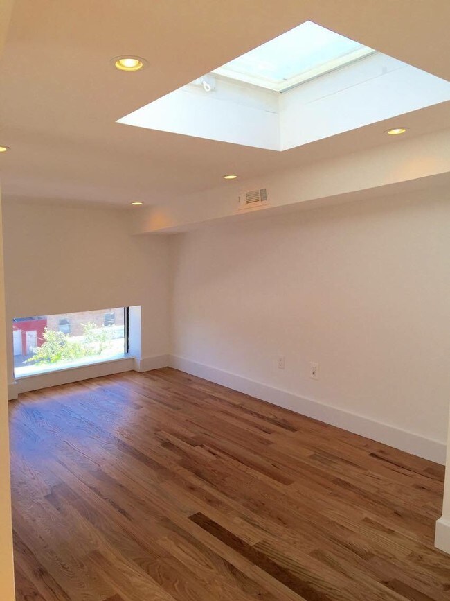 Building Photo - 307 Devoe St