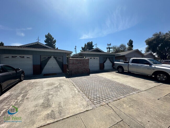 Foto del edificio - $2095-Renovated 1 Bed, 1 Bath Duplex apart...