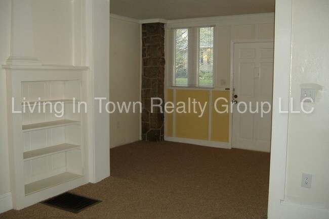 Building Photo - 547 Elmwood Dr NE