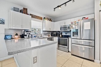 Building Photo - 930 SW 147th Ct