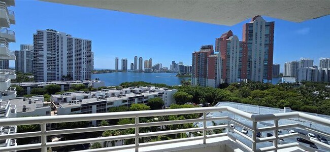 Foto del edificio - 3300 NE 192 St