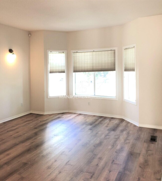 Building Photo - Gorgeous John's Landing Townhome- Luxuriou...