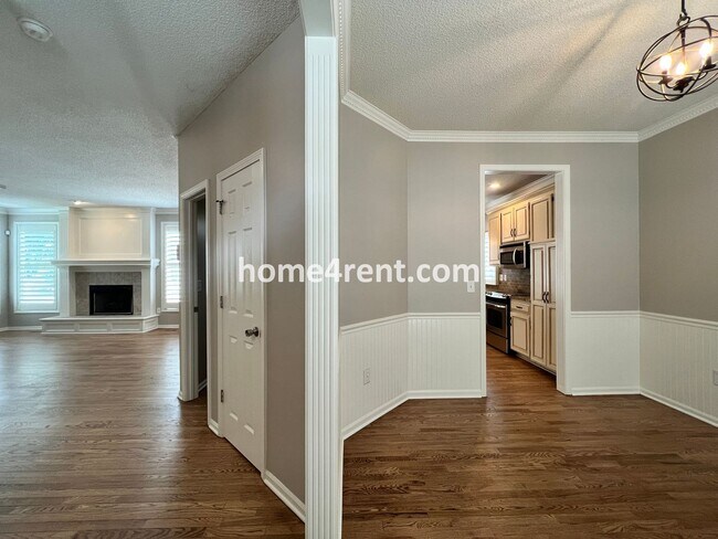 Foto del edificio - Updated Kitchen, Large Two Tiered Deck, Finished Basement in Blue Valley Schools!