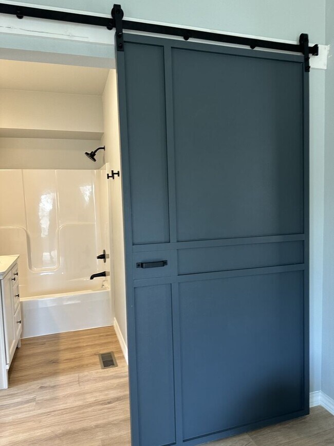 Building Photo - Newly Remodeled 4 Bedroom 1.5 Bath! Right ...