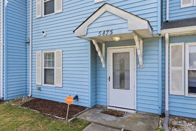 Photo - "Cozy 3-Bedroom Townhouse with Fireplace Oasis – 5475 Davis Way, Virginia Beach!"