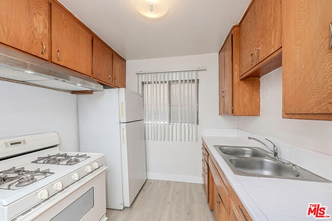 Building Photo - 428 S Wilton Pl