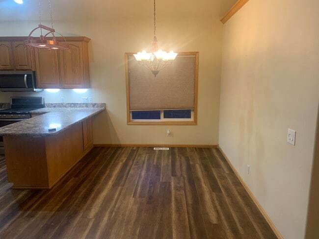 Building Photo - 5 Bedroom 3 Bathroom Home In Briarwood