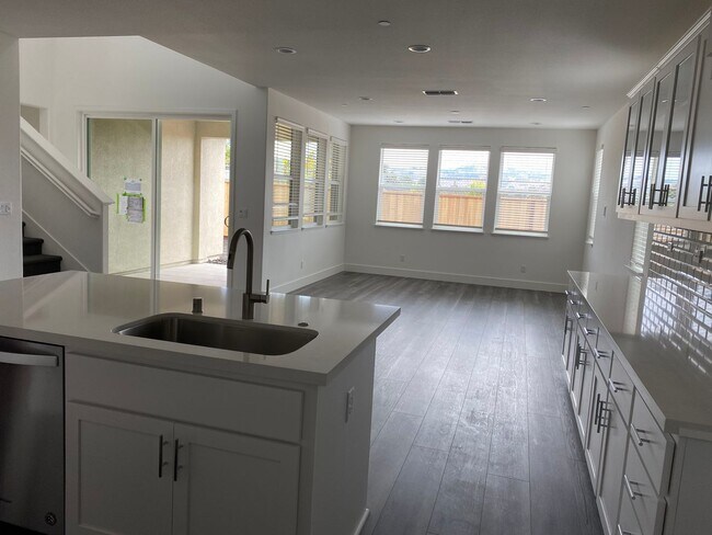 Foto del edificio - 3 Bed + Bonus Room/2.5 Bath - Solar – Near SSU