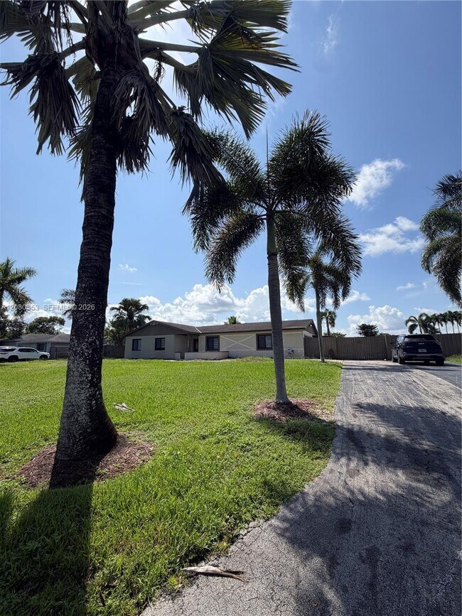 Building Photo - 1422 NW 20th St