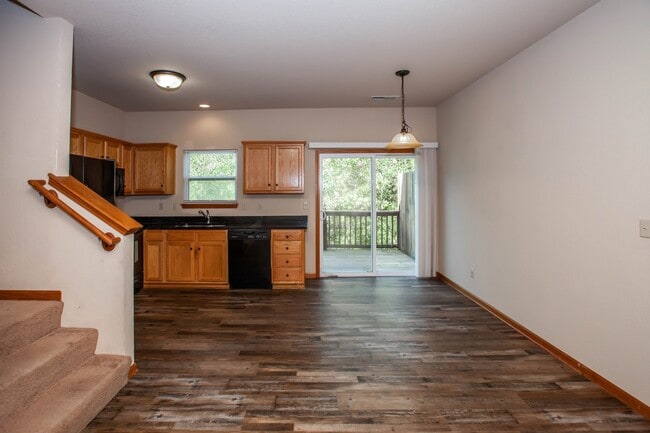 Foto del edificio - 3D Tour Available - Quick Access to Fort Riley + Community Pool + Washer & Dryer + Lawn Care incl...