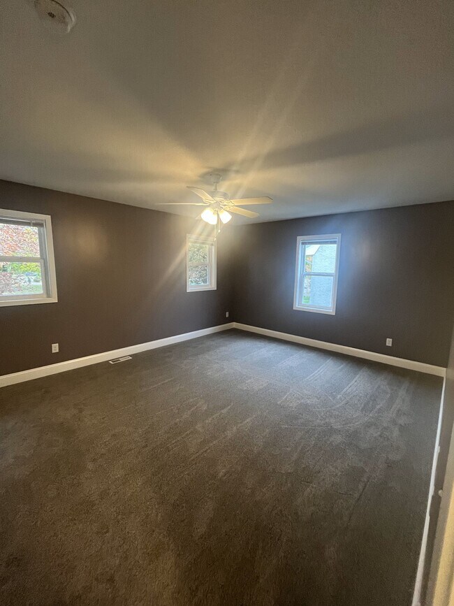 Primary Bedroom - 830 Larpenteur Ave W