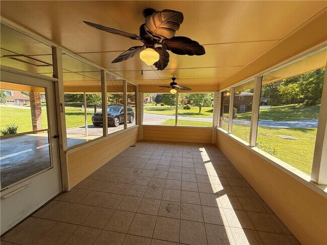 Foto del edificio - 1395 Siesta Ln