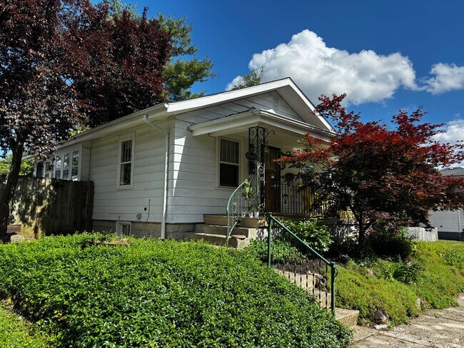 Building Photo - Small Home with Historic Character and Bea...
