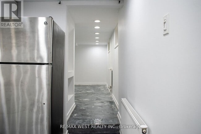 Building Photo - 365 Silverthorn Ave